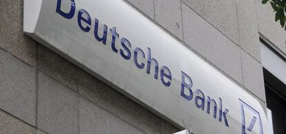 Logotipo de Deutsche Bank en una oficina. 