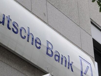 Logotipo de Deutsche Bank en una oficina. 