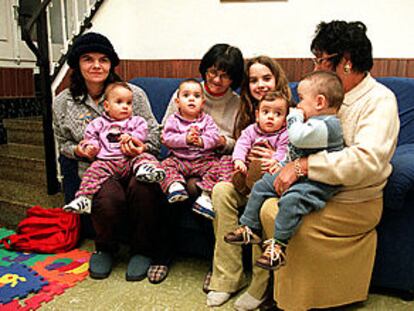 Los niños cuatrillizos de la familia Aranda, con la madre, las dos abuelas y la hermana.