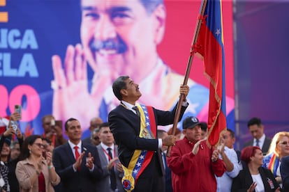 Nicols Maduro ondea una bandera junto al presidente de Nicaragua, Daniel Ortega.