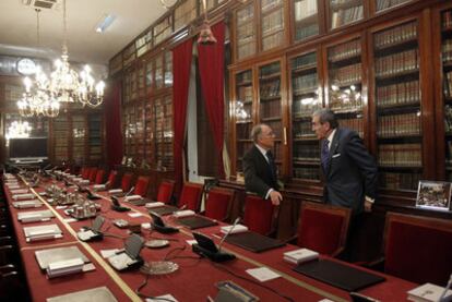 Marcelino Oreja (izquierda) y Fernando Suárez, presidente y secretario de la Real Academia de Ciencias Morales, en su sala de juntas.