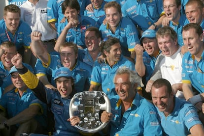 Alonso regresó a Renault en 2002 y pronto comenzó a lograr buenos resultados. En 2003, en el Gran Premio de Hungría, Alonso logró su primera victoria en un Gran Premio, convirtiéndose entonces en el piloto más joven en lograrlo.