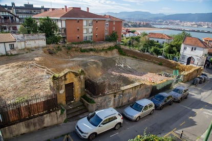 Vista de la parcela donde antes estaba la casa solariega Irurak-Bat, en Getxo (Bizkaia).