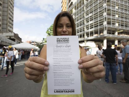 Mulher mostra a cédula de votação em Caracas (Venezuela).