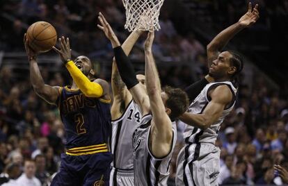 Irving lanza ante tres jugadores de los Spurs.