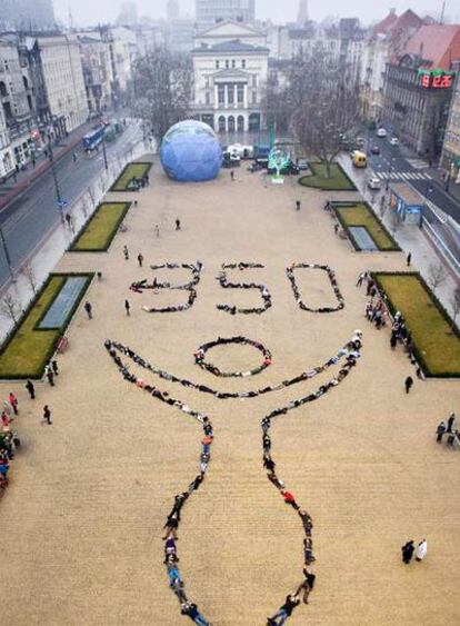 Protesta de los ecologistas de 350.org ayer en Poznan.