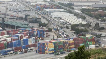 Vista de la fila de camiones este mi&eacute;rcoles en el acceso al Puerto de Barcelona.