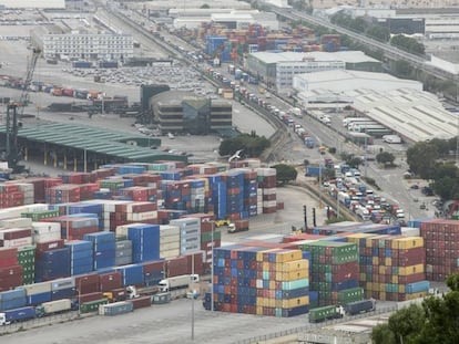 Vista de la fila de camiones este mi&eacute;rcoles en el acceso al Puerto de Barcelona.