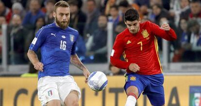 De Rossi e Morata disputam a bola durante o jogo.