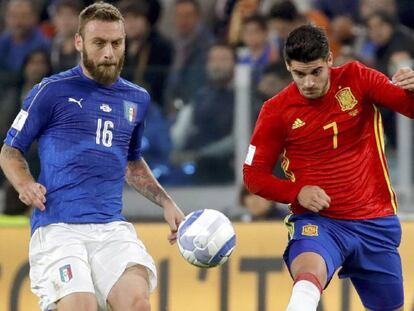 De Rossi e Morata disputam a bola durante o jogo.