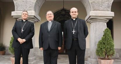 De izquierda a derecha, los obispos de Bilbao, Mario Iceta; Vitoria, Miguel Asurmendi, y San Sebastián, José Ignacio Munilla. 