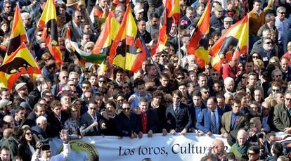 Varios miles de aficionados taurinos se han dado cita en Valencia para participar en una multitudinaria manifestación en defensa de la fiesta, que ha sido encabezada por algunos de los matadores de toros de mayor presencia en el escalafón, varios rejoneadores, empresarios y ganaderos.