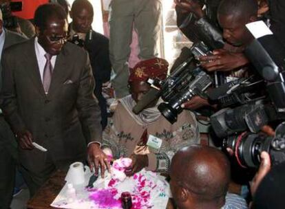 Robert Mugabe, momentos antes de votar ayer en un colegio electoral de Harare.