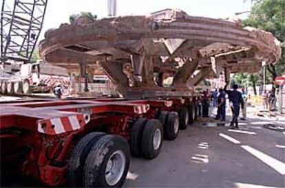 La tuneladora La Paloma, que se ha abierto paso por debajo de las calles de Madrid desde la estación de metro de Mar de Cristal hasta la de Colombia, salió ayer a la luz.