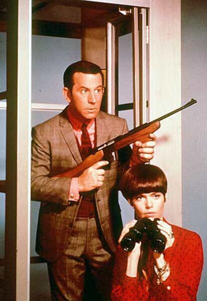 Don Adams, junto a Barbara Feldon en una imagen de la serie.