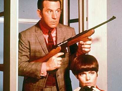 Don Adams, junto a Barbara Feldon en una imagen de la serie.