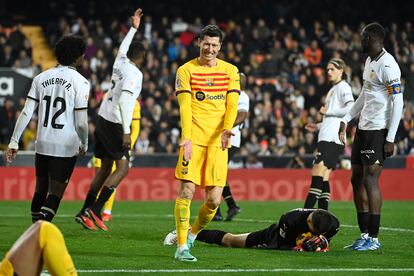 Lewandowski se lamenta durante el partido entre el Valencia y el Barcelona.