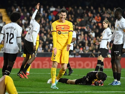 Lewandowski se lamenta durante el partido entre el Valencia y el Barcelona.