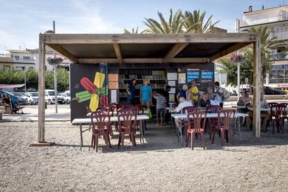 Usuarios de la biblioplaya, en uno de los arenales de Llan&ccedil;&agrave; (Girona).