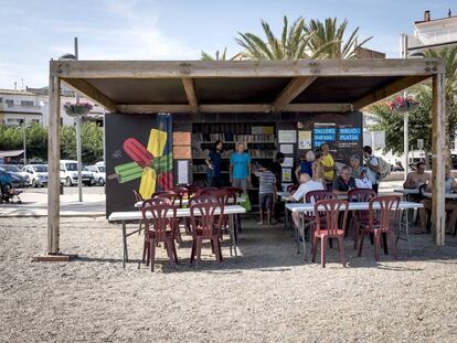 Usuarios de la biblioplaya, en uno de los arenales de Llançà (Girona).