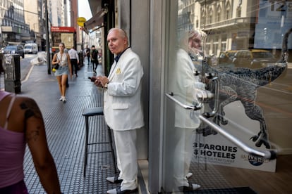 Un cambista informal, conocido como "arbolito", espera clientes en Buenos Aires.