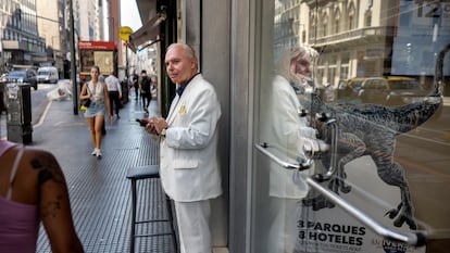 Un cambista informal, conocido como "arbolito", espera clientes en Buenos Aires.