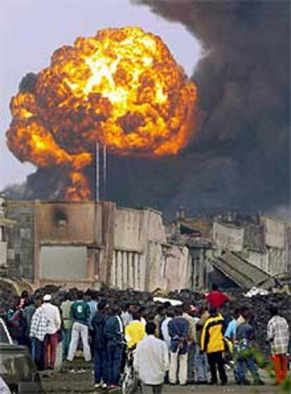 Los habitantes de Goma contemplan la explosión provocada por la lava en el centro de la ciudad.