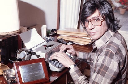 El compositor Manuel Alejandro muestra la placa concedida por la Sociedad General de Autores (SGAE) en 1974.