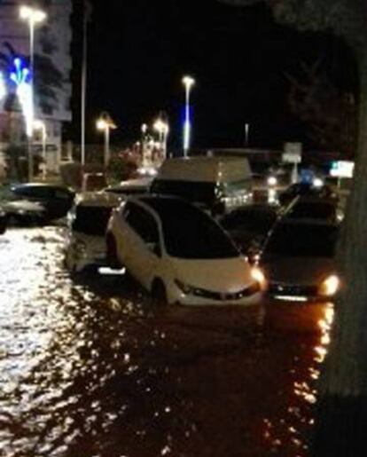 Varios vehículos arrastrados tras la rotura de una tubería de agua en L'Ampolla.