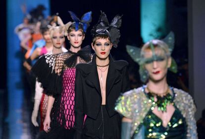 Si el lunes Alexis Mabille llenaba de mariposas blancas la cabeza de sus modelos (y el decorado de su desfile) hoy es Jean Paul Gaultier el que las declina de múltiples colores para su propuesta primaveral de Alta Costura.