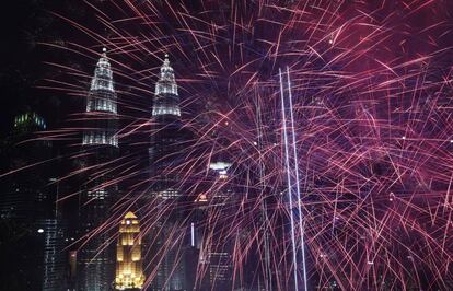 Fogos de artifício iluminam as Petronas Towers em Kuala Lumpur, na Malásia.