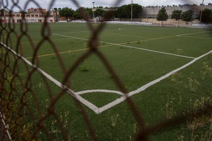 Un campo de fútbol durante el confinamiento.