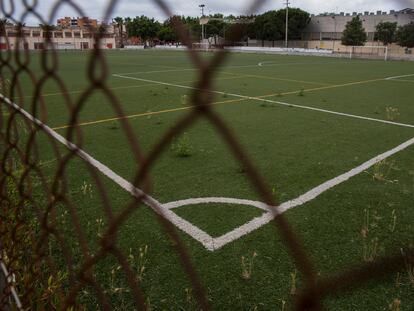Un campo de fútbol durante el confinamiento.