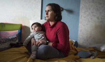 Hzno Salo, refugiada yazid&iacute; de 24 a&ntilde;os,sostiene a su hija de seis meses Xzidxan en la habitaci&oacute;n de hotel donde viven en la localidad de Agios Athanasios, cerca de Tesalonica, en Grecia, el pasado 21 de diciembre de 2016. 