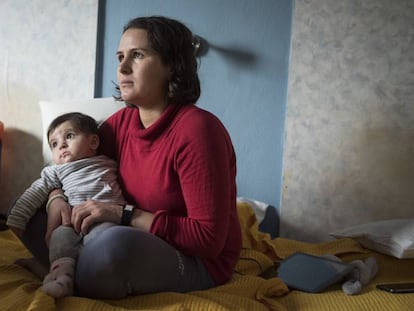 Hzno Salo, refugiada yazid&iacute; de 24 a&ntilde;os,sostiene a su hija de seis meses Xzidxan en la habitaci&oacute;n de hotel donde viven en la localidad de Agios Athanasios, cerca de Tesalonica, en Grecia, el pasado 21 de diciembre de 2016. 