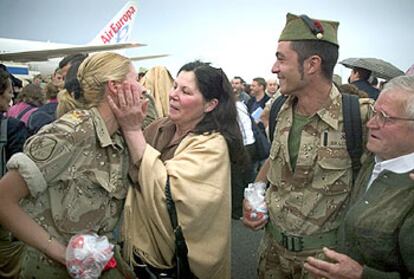 Un matrimonio de legionarios, Jesús y Magui, es recibido por sus familiares en el aeropuerto de Almería.