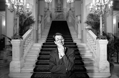 Retrato de Gerard Mortier, en 2000 director del Festival de Salzburgo, ante las escalinatas del Gran Liceo de Barcelona.