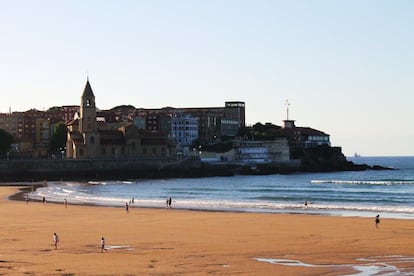 Iglesia de San Pedro, Cimadevilla y playa de San Lorenzo, en Gijón.