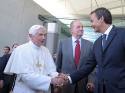 Fotografía facilitada por el Osservatore Romano que muestra al presidente del Gobierno español dando la bienvenida a Benedicto XVI, en presencia del rey Juan Carlos.