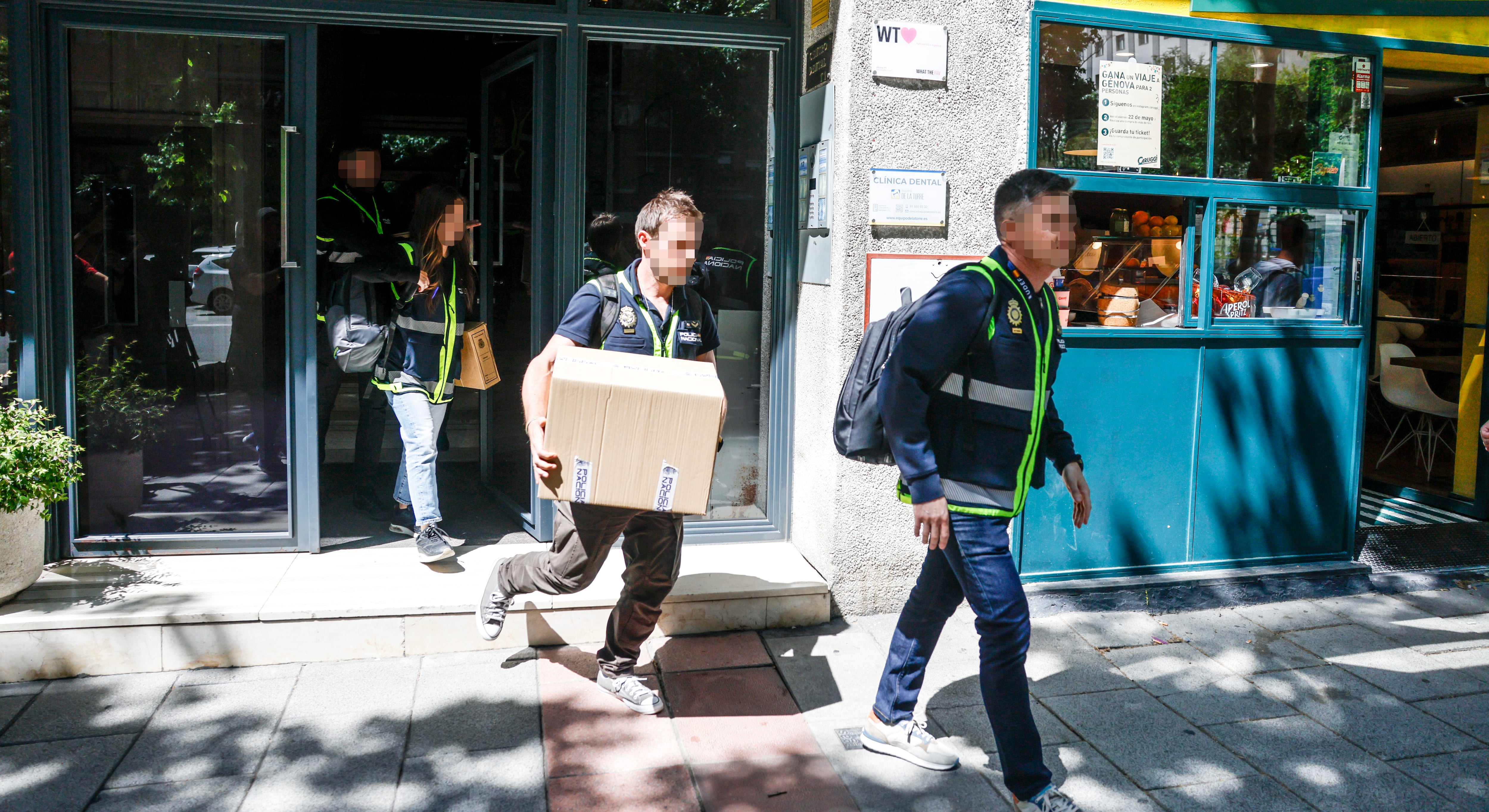 Agentes de la Unidad de Delincuencia Económica y Fiscal (UDEF) de la Policía Nacional salen de la sede de la empresas de las hijas del expresidente del Gobierno, José Luis Rodríguez Zapatero, este martes en Madrid.