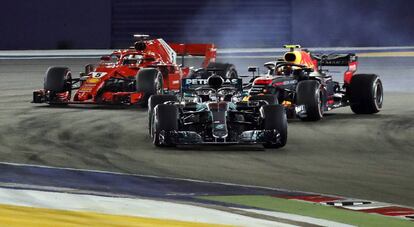 Hamilton, en las primeras vueltas del GP de Singapur.