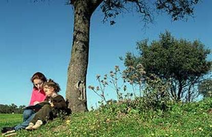 Rosa Blanca e Inmaculada disfrutan del recreo en la finca Ventas Quemadas, en la Sierra Norte de Sevilla.