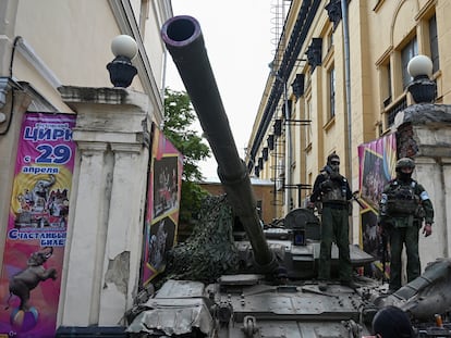 Fighters of Wagner private mercenary group stand on a tank outside a local circus near the headquarters of the Southern Military District in the city of Rostov-on-Don, Russia, June 24, 2023. REUTERS/Stringer     TPX IMAGES OF THE DAY