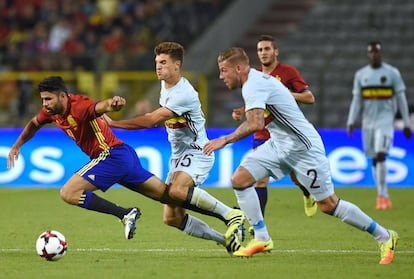 Diego Costa en un lance del partido seguido de Thomas Meunier durante el partido de fútbol amistoso entre Bélgica y España.