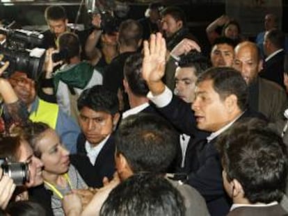 El presidente de Ecuador, Rafael Correa, saluda a su llegada hoy al Palacio de Vistalegre, en Madrid.