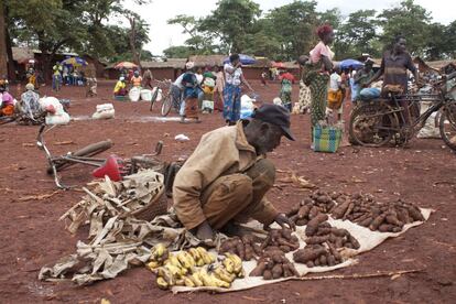 Un hombre vende frutas y verduras en un mercado del campo de refugiados de Nyarugusu en Tanzania.