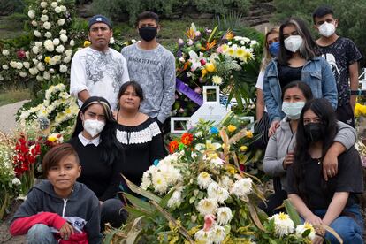 Una familia en el panteón Civil de Chalco, Estado de México, en septiembre pasado.