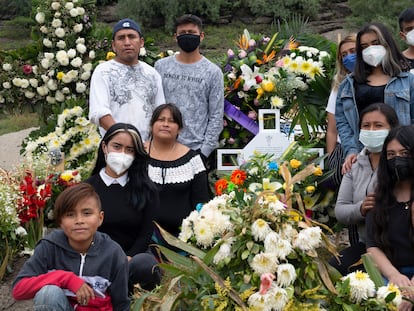 Una familia en el panteón Civil de Chalco, Estado de México, en septiembre pasado.