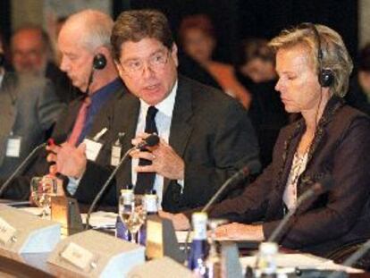 De izquierda a derecha, Bernard Kouchner, Federico Mayor Zaragoza y Givanni Sartori.