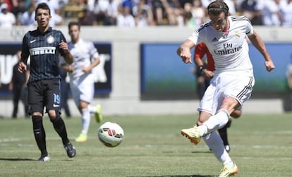 Bale golpea el balón.